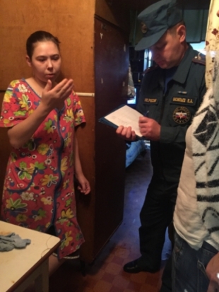 Профилактический рейд по неблагополучным и многодетным семьям в Великих Луках провели сотрудники МЧС - 2019-08-29 07:08:00 - 1