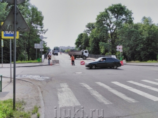 Великолучане о ремонте моста: нет ни одной машины ГИБДД или регулировщика, ни одного обозначения на близлежащих дорогах о ремонтных работах и вариантах объезда - 2016-06-20 20:22:00 - 1