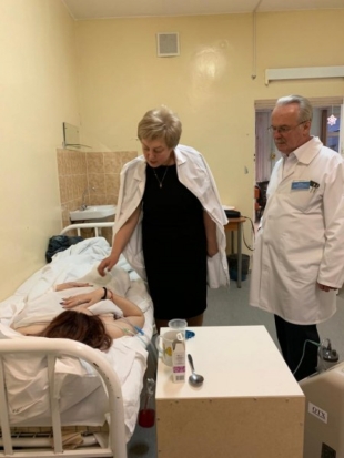 Вера Емельянова навестила в больнице пострадавших в ДТП в Псковском районе - 2019-12-30 13:03:00 - 1