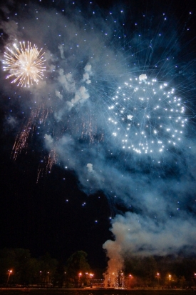 Праздничный салют в Великих Луках (ФОТО) - 2016-05-10 00:47:00 - 1