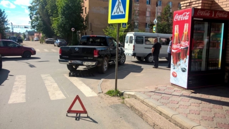 Маршрутка и пикап столкнулись на Октябрьском проспекте в Великих Луках (ФОТО) - 2017-08-01 16:39:00 - 1