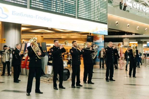 Новогодний музыкальный флешмоб устроил в аэропорту Внуково оркестр МВД России (фото) - 2018-12-26 17:03:00 - 1