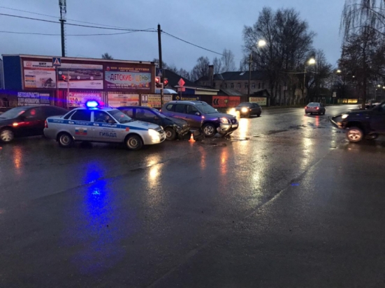 82-летний водитель совершил ДТП с пострадавшим в Великих Луках (ФОТО) - 2019-12-15 17:05:00 - 1