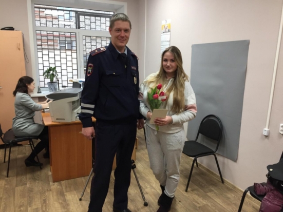 В Великих Луках сегодня поздравили женщин, обратившихся за услугами в ГИБДД (ФОТО) - 2020-03-07 13:28:00 - 1
