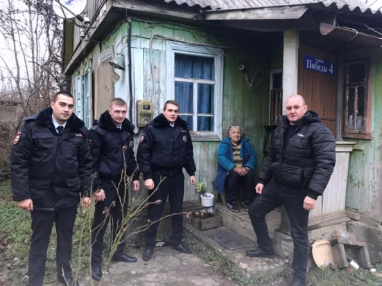 Сотрудники полиции в Краснодарском крае спасли из пожара пожилую женщину и ее имущество - 2019-12-06 10:03:00 - 1