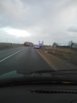 ФОТО: в Псковском районе мусоровоз не уступил дорогу LADA Priora - 2020-01-16 17:04:00 - 1