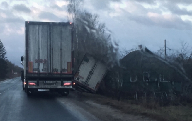 ФОТО: фура свалилась на дом в результате ДТП в Псковской области - 2020-01-25 17:23:00 - 1
