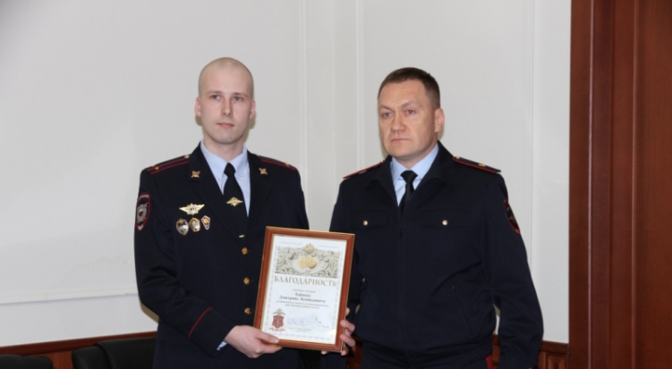 Сотрудник петербургской полиции вытащил из ледяной воды тонущего мужчину - 2020-02-21 08:48:00 - 1