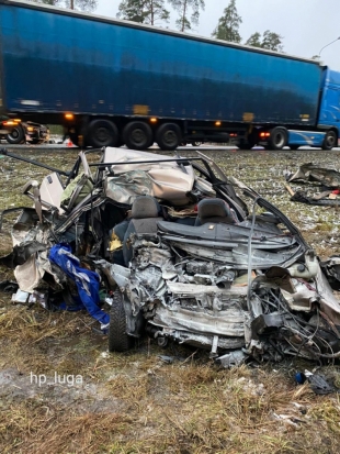 В жёстком ДТП на трассе Петербург - Псков в столкновении с двумя грузовиками погиб водитель ВАЗа (ФОТО) - 2020-01-27 08:36:00 - 1