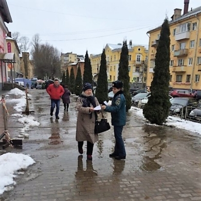 В рамках профилактической операции «Новый год» проведена разъяснительная работа с жителями Великих Лук (ФОТО) - 2017-12-27 06:01:00 - 1