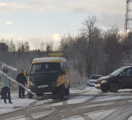 ФОТОфакт: возле «Лесхозмша» Газель столкнулась с лековушкой - 2020-01-22 15:54:00 - 1
