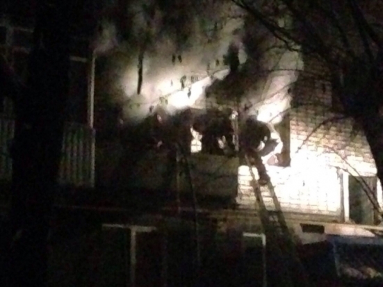 Мужчины в противогазах забаррикадировались в горящей квартире и кидались бутылками с зажигательной смесью по машинам: подробности смертельного пожара в Великих Луках (ФОТО и ВИДЕО) - 2016-12-01 19:03:00 - 1