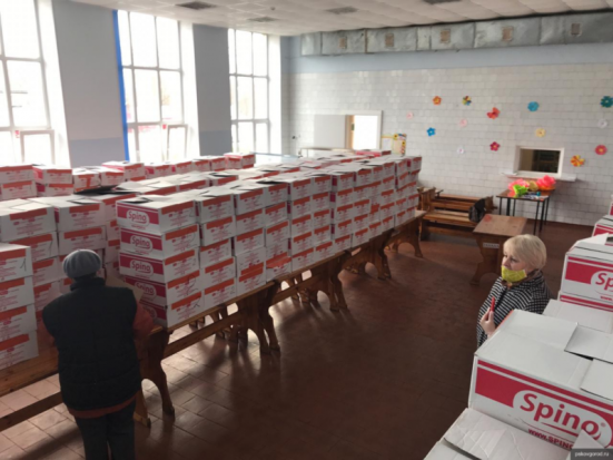 В период пандемии в Пскове начали раздавать продукты школьникам из малообеспеченных семей - 2020-04-17 13:26:00 - 1