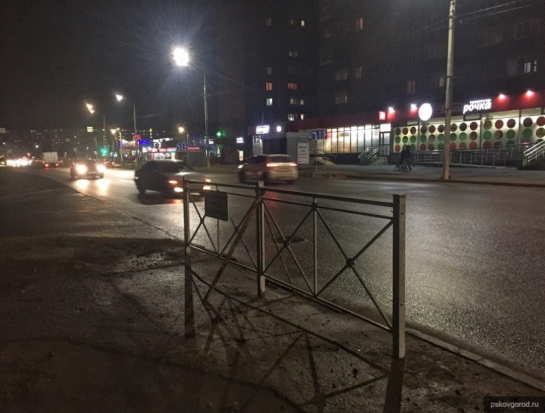 Пешеходный переход у Коммунальной, 39 в Пскове ликвидирован для обеспечения безопасности пешеходов - 2020-01-23 12:22:00 - 1