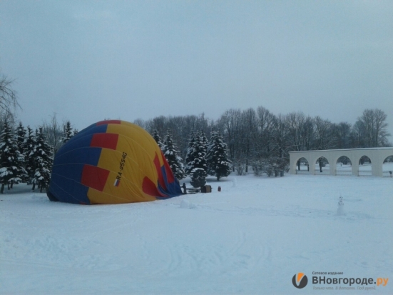 Воздушный шар псковского предпринимателя совершил вынужденную посадку в историческом центре Великого Новгорода - 2017-01-17 01:09:00 - 1