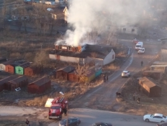 Четыре пожарных расчета выезжали на возгорание нежилого дома в Пскове - 2017-03-16 22:21:00 - 1