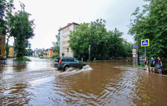 Фоторепортаж: Проспект Ленина в Великих Луках вышел из берегов - 2020-06-20 18:17:00 - 1