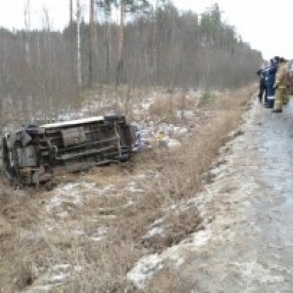 Спасатели МЧС вытаскивали из кювета легковой автомобиль на первом километре трассы Печоры – Неелово - 2016-11-02 19:27:00 - 1