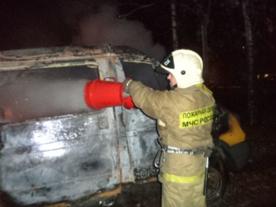 Ночью в Пскове тушили автомобиль - 2019-12-26 07:53:00 - 1