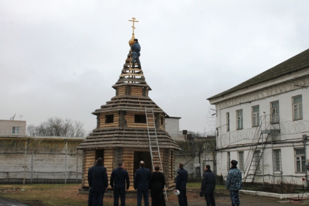 На строящуюся часовню на территории великолукского СИЗО установили купол с крестом (ФОТО) - 2020-01-30 19:08:00 - 1