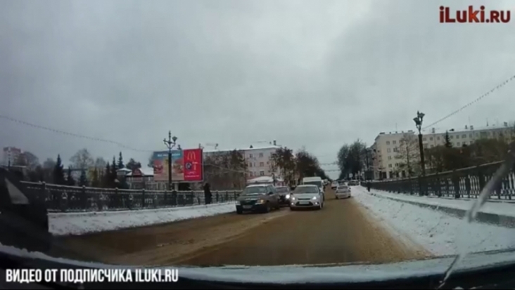 Авария на центральном мосту через Ловать (ВИДЕО) - 2019-01-15 15:28:00 - 1