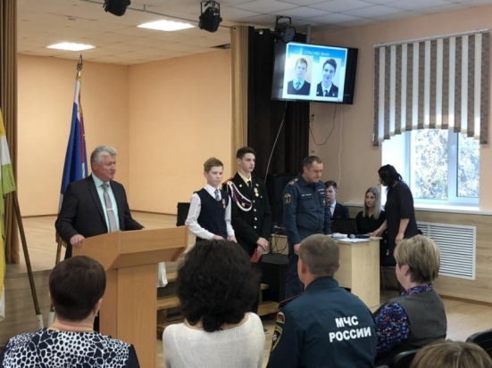 Двух великолукских школьников наградили медалью МЧС «За спасение погибающих на водах» (ФОТО, ВИДЕО) - 2018-10-17 18:37:00 - 1