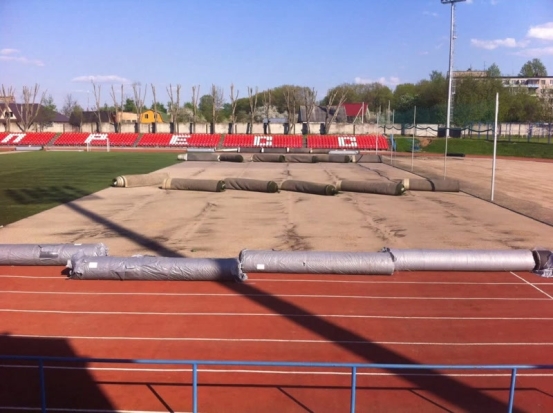 На стадионе «Экспресс» в Великих Луках укладывают новое футбольное поле - 2016-05-10 20:42:00 - 1