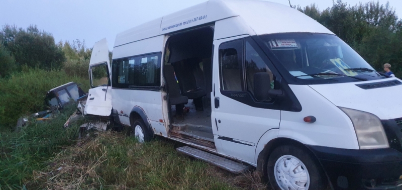 ФОТОфакт: В Переслегино произошло смертельное ДТП с участием маршрутного такси и трактора - 2020-08-17 21:22:00 - 1