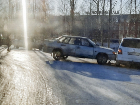 ФОТОфакт: авария на повороте у Транснефтемаша в Великих Луках - 2020-02-06 15:57:00 - 1