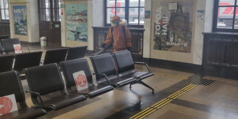 Сотрудники МЧС провели дезинфекцию вокзалов в Пскове и Великих Луках - 2020-12-17 10:12:00 - 1