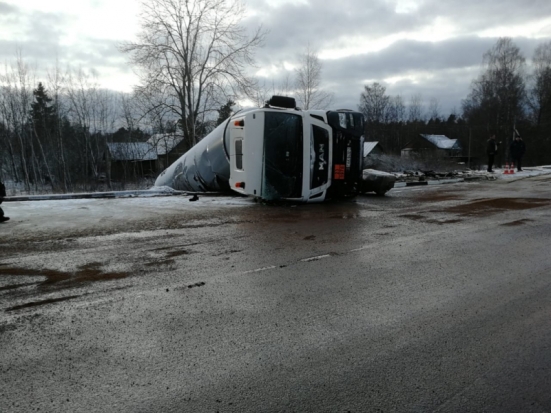 ФОТО с места аварии: фура со сжиженным газом опрокинулась на трассе в Невельском районе - 2020-01-22 17:31:00 - 1