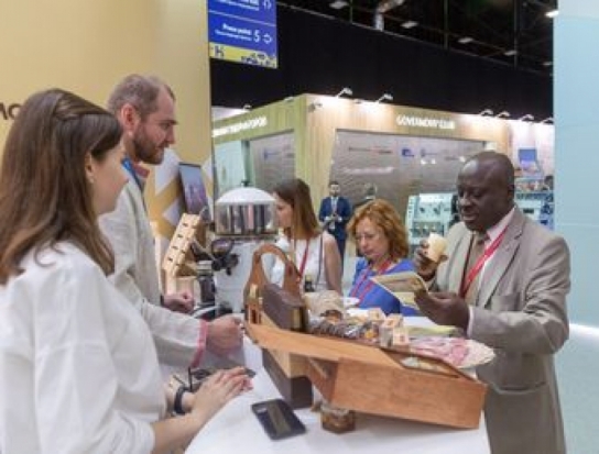 Более 60 литров сбитня и 20 кг сыров ушло на угощение участников ПМЭФ на стенде Псковской области - 2019-06-10 13:21:00 - 1