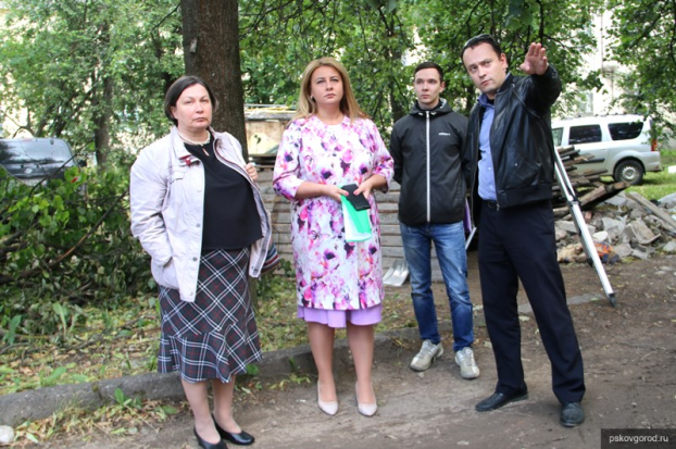 Елена Полонская совершила рабочий выезд по обращению жителей улицы Горького в Пскове - 2019-07-05 07:51:00 - 1