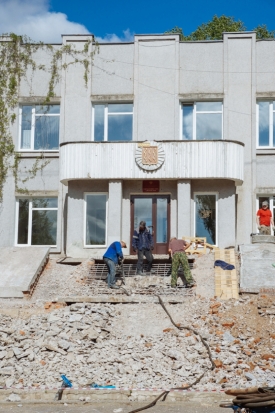 Великолукские молодожены лишились возможности сделать типичную великолукскую фотографию на лестнице ЗАГСа (ФОТО) - 2016-05-13 10:41:00 - 1