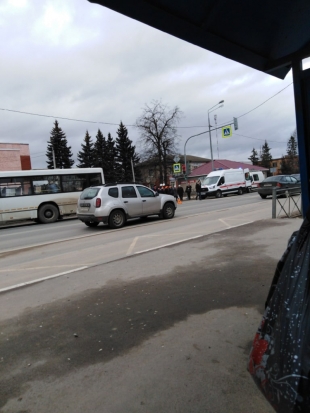 В Псковском районе 17-летнюю девушку, переходившую дорогу на запрещённый сигнал светофора, сбил автобус (ФОТО) - 2020-03-12 17:52:00 - 1