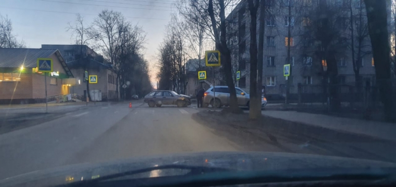 ФОТОфакт: Не самый оживленный перекресток Великих Лук стал местом аварии - 2020-02-26 20:56:00 - 1