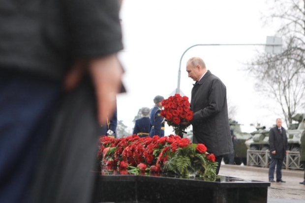 Владимир Путин вместе с родственниками почтил память воинов 6-й роты - 2020-03-01 16:12:00 - 1