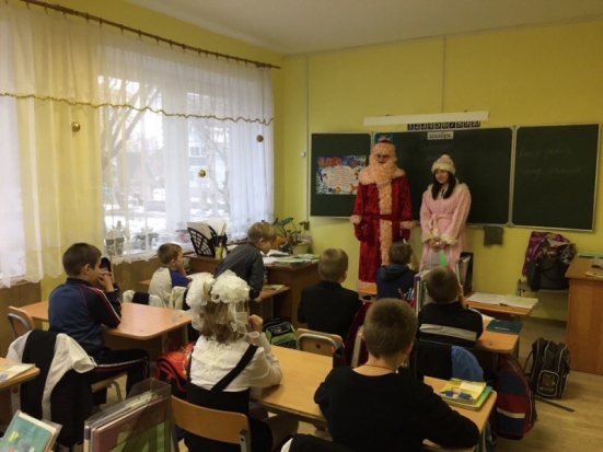 Студенты-волонтеры Великолукского медицинского колледжа провели акцию «Подарки к Новому году» - 2017-12-28 16:23:00 - 1