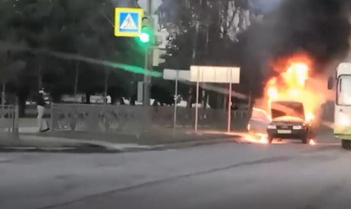 Видео: на улице Коммунальная в Пскове горит машина - 2019-12-19 16:47:00 - 1