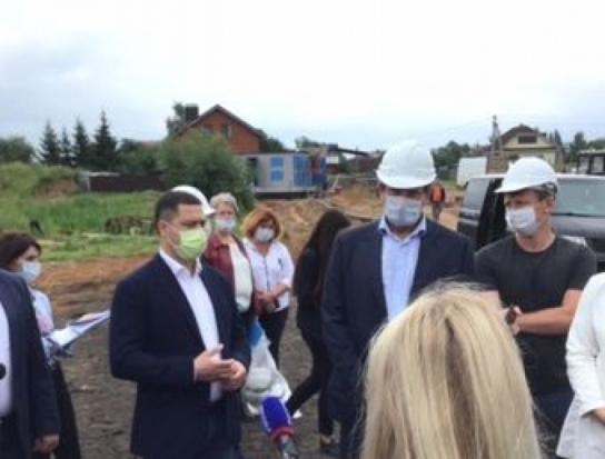 Михаил Ведерников негативно оценил темпы строительства школы в Великих Луках - 2020-07-28 15:37:00 - 1