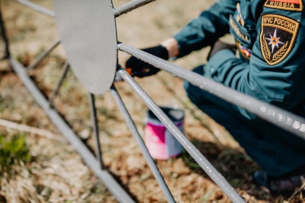 В Псковской области сотрудники МЧС навели порядок на захоронении в деревне Красная Горка - 2020-05-09 16:02:00 - 1