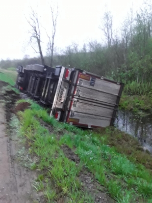 Пьяный водитель большегруза пострадал в ДТП в Плюсском районе (ФОТО) - 2020-05-12 09:05:00 - 1