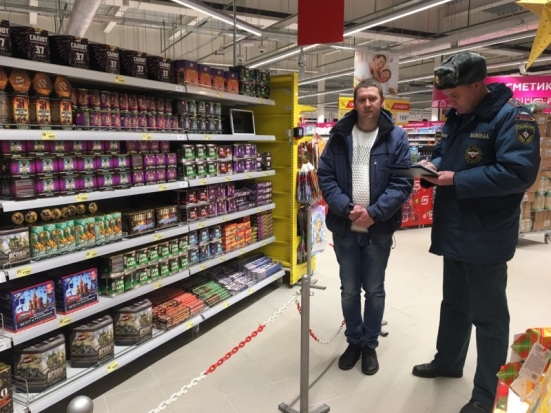 Профилактический рейд по местам реализации пиротехнической продукции проведен в Псковском районе - 2019-12-25 19:08:00 - 1