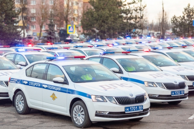 Сотрудникам патрульных служб Псковского региона выданы ключи от 53-х новых машин (ФОТО) - 2020-01-22 14:13:00 - 1