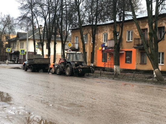 На проспекте Ленина в Великих Луках проводится уборка, будьте внимательны, объезжая технику (ФОТО) - 2020-02-12 10:43:00 - 1