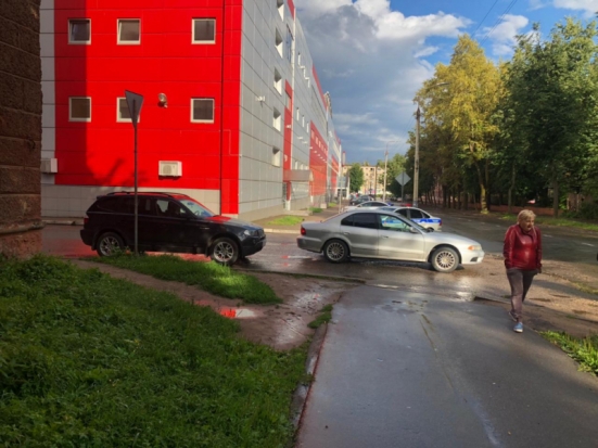 В Великих Луках пешехода зажало между двумя машинами (+ фото) - 2019-07-05 18:40:00 - 1
