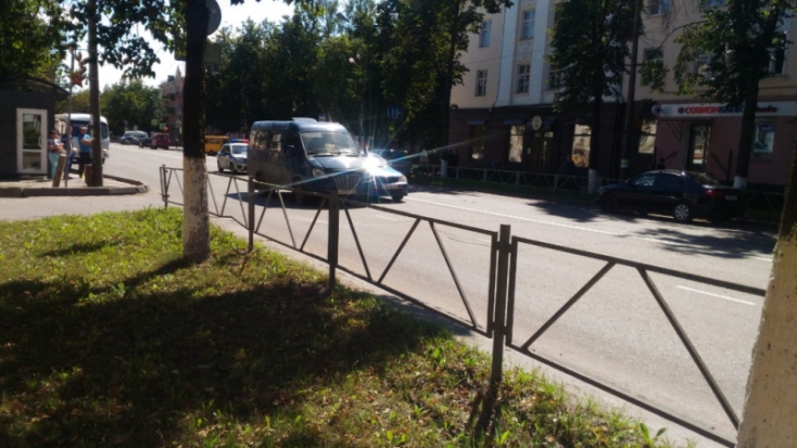 ФОТОфакт: на остановке возле драмтеатра в Великих Луках притерлись маршрутка и легковушка - 2019-07-29 12:41:00 - 1