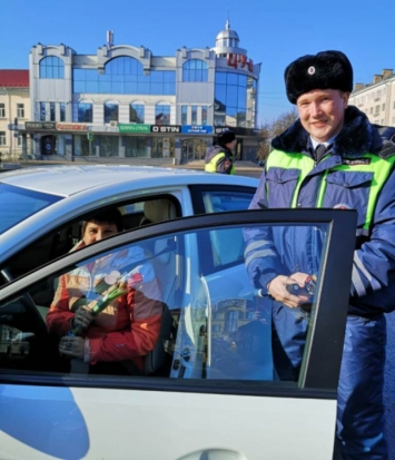 В Псковской области проходит акция ГИБДД «Цветы для автоледи» - 2020-03-06 14:13:00 - 1