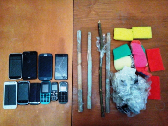 Осужденным исправительной колонии Псковской области пытались передать мобильные телефоны в женских колготках - 2020-01-21 15:23:00 - 1