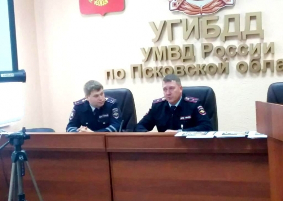 Сотрудники МРЭО УГИБДД встретились с представителями автошкол Псковской области - 2019-10-14 11:03:00 - 1